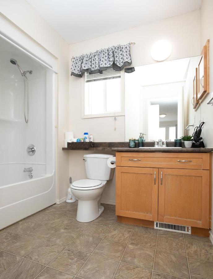 Elegant 4 Bedroom on Comdale Winnipeg Buitenkant foto