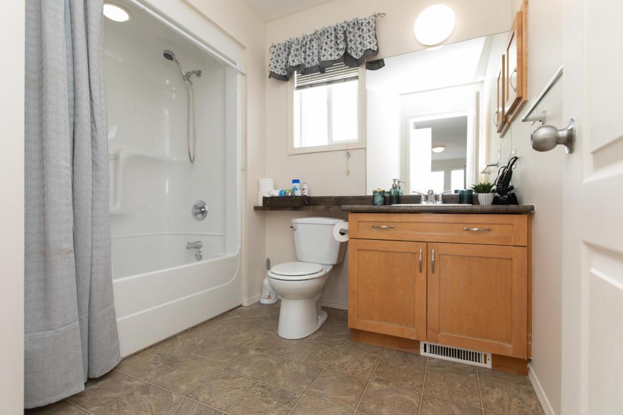 Elegant 4 Bedroom on Comdale Winnipeg Buitenkant foto
