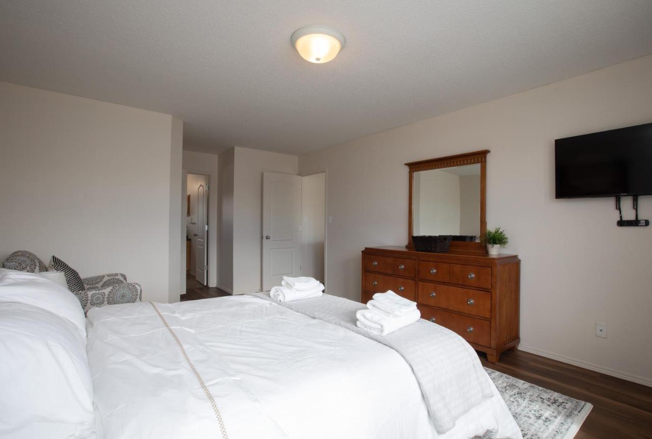 Elegant 4 Bedroom on Comdale Winnipeg Buitenkant foto